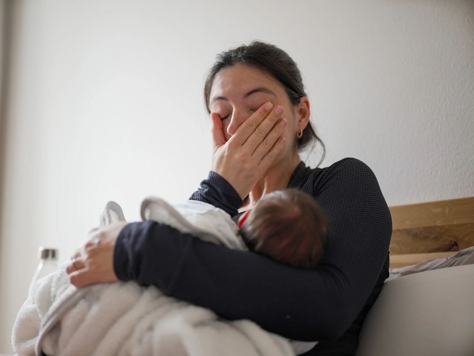 młoda mama ma problemy z karmieniem
