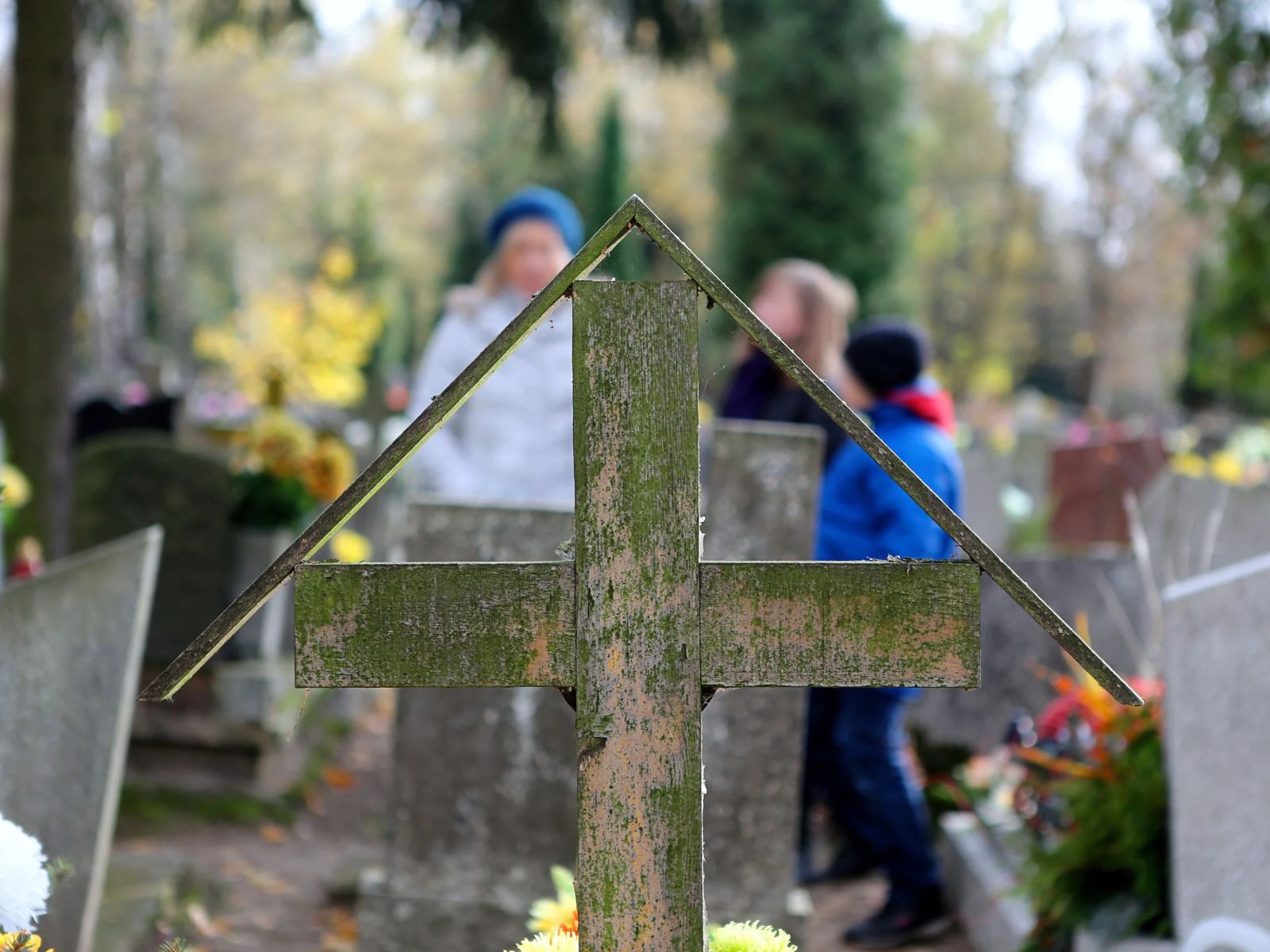 rodzina na cmentarzu we Wszystkich Świętych