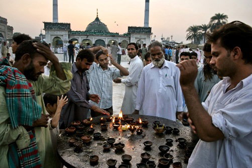 Lahore_Data_Durbar_wieczorne_mod___y_fot_Przemek_Koz___owski__2_
