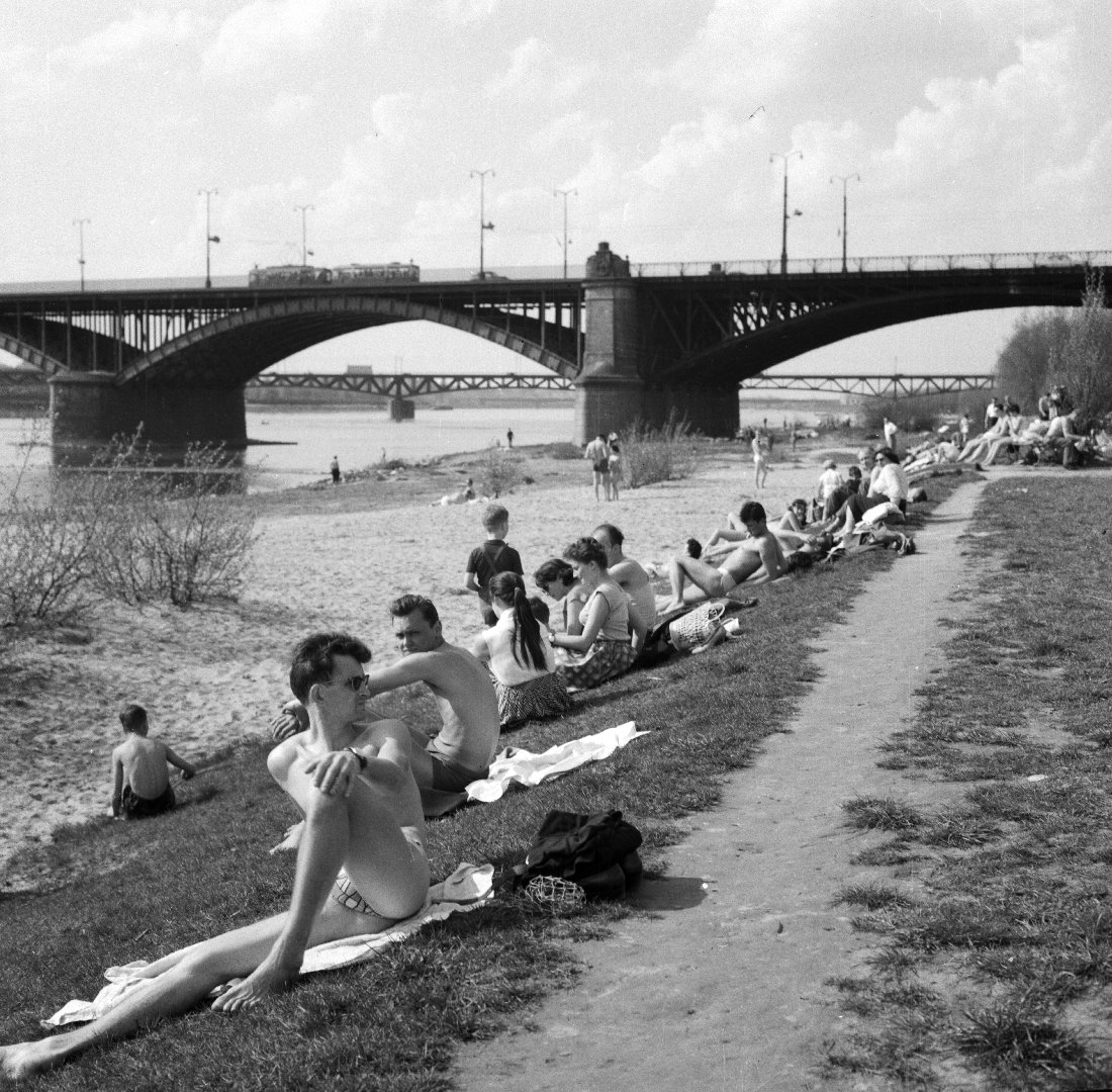 Plazowicze_nad_Wisla_na_tle_mostu_Poniatowskiego._1960_r._Fot._Z._Siemaszko.__Ze_zbiorow__Narodowego_Archiwum_Cyfrowego