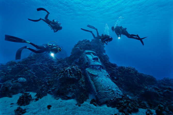 05-tourist-divers-encounter-fake-moai-670