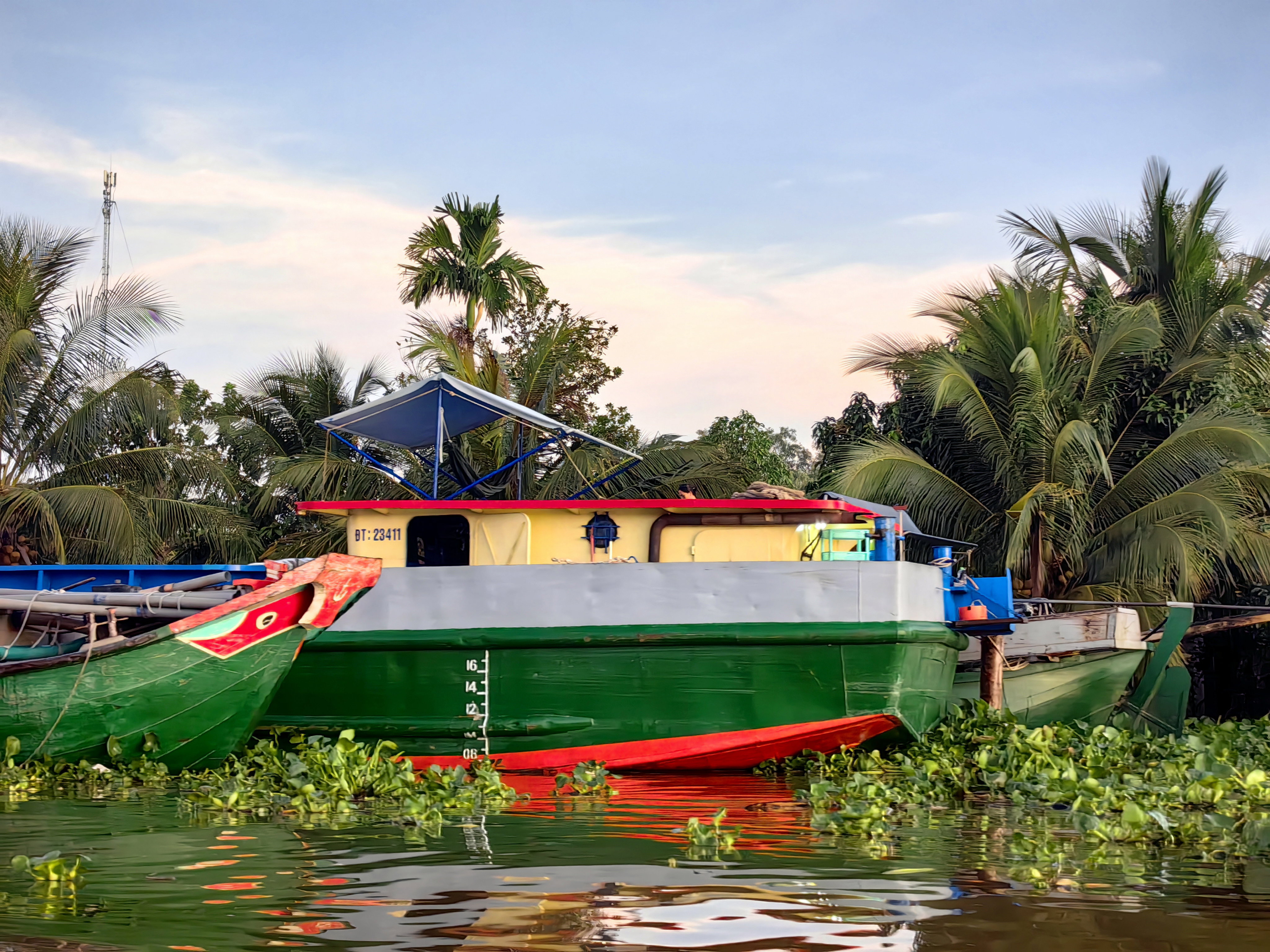 Tradycyjne łodzie w delcie Mekongu, okolice Can Tho| Camera Model: HUAWEI Mate 50 Pro | f/2 | Exposure: 1/99 s | ISO: 100 | Exposure bias: 0 | Focal length: 6 mm | 35 mm focal length: 58 | Brightness: 0