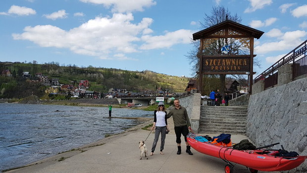 Ona, on, mops i kajak. Dmuchane canoe to ich sposób na podróżowanie