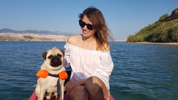 Ona, on, mops i kajak. Dmuchane canoe to ich sposób na podróżowanie