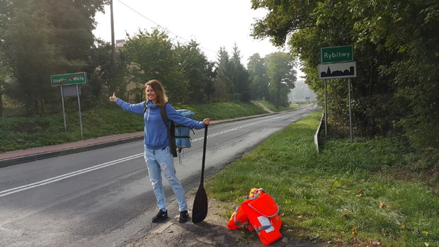 Ona, on, mops i kajak. Dmuchane canoe to ich sposób na podróżowanie