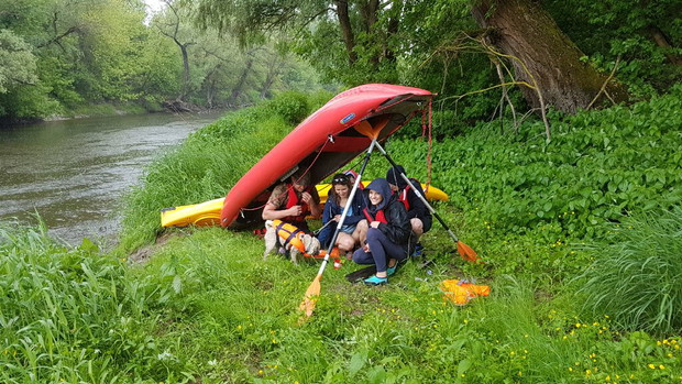 Ona, on, mops i kajak. Dmuchane canoe to ich sposób na podróżowanie