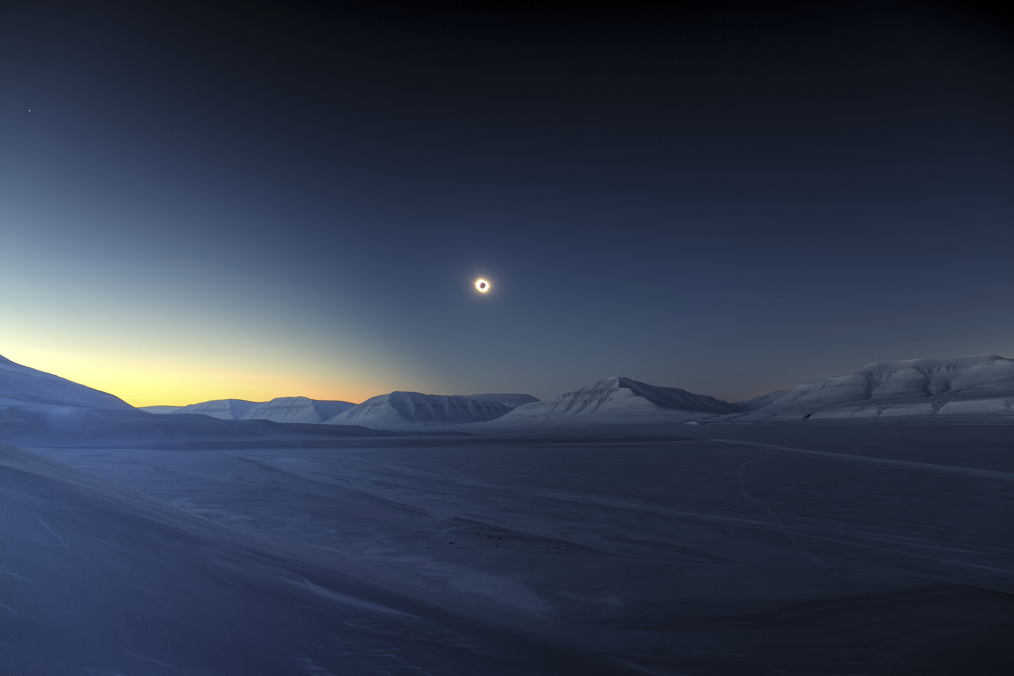 Eclipse Totality over Sassendalen © Luc Jamet