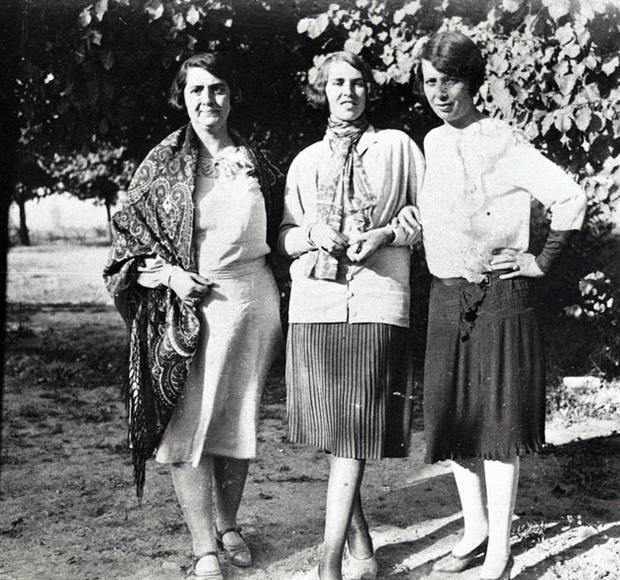 Afgańskie kobiety noszące się na modłę zachodnią. Zdjęcie wykonano w 1927 roku.
