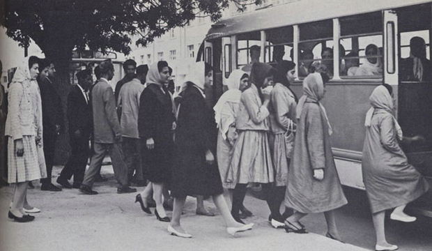 Lata 50-te, kobiety i mężczyźni wsiadają do autobusu