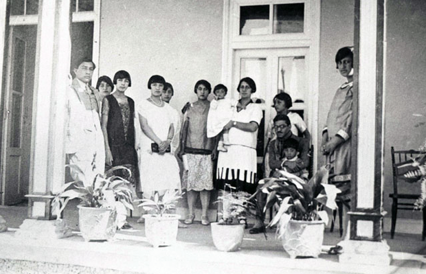 W latach 20-tych król Amanullach Chan nie tylko pozwolił kobietom chodzić z odkrytymi włosami i twarzami.
