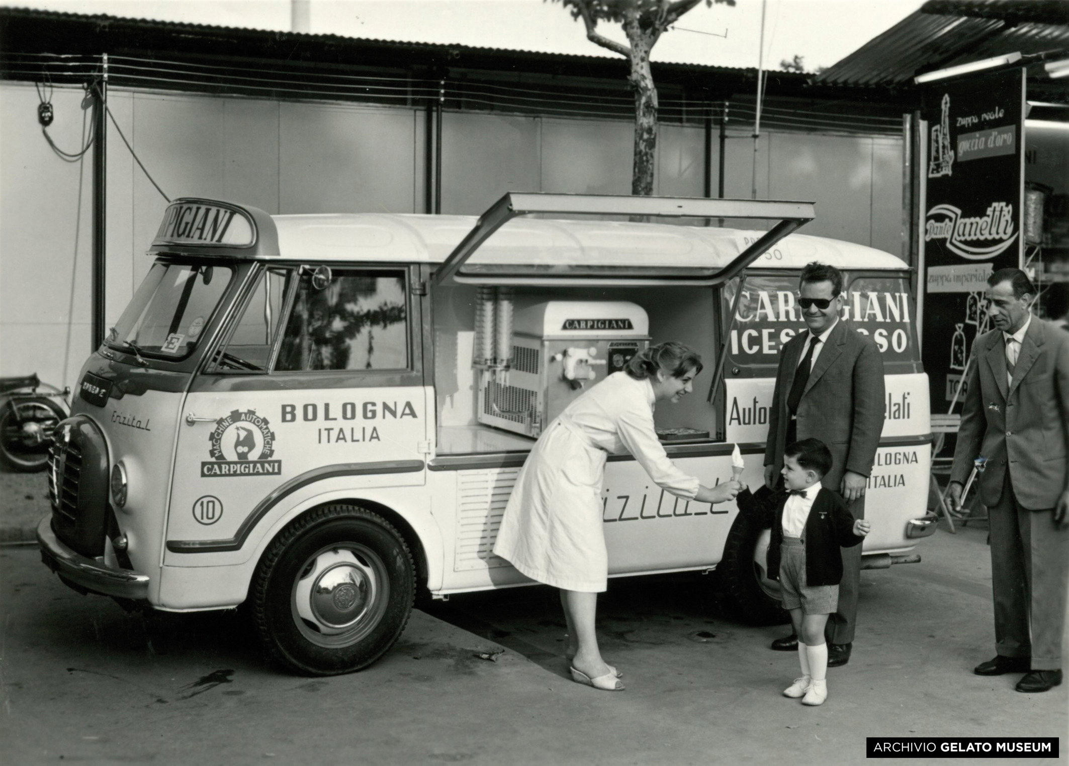 Automezzo Carpigiani con a bordo macchina soft alla fiera di Bologna, 1958 - Archivio Gelato Museum RGB