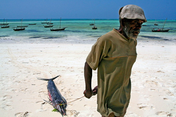 1. Zanzibar, Nungwe, czlowiek z ryba