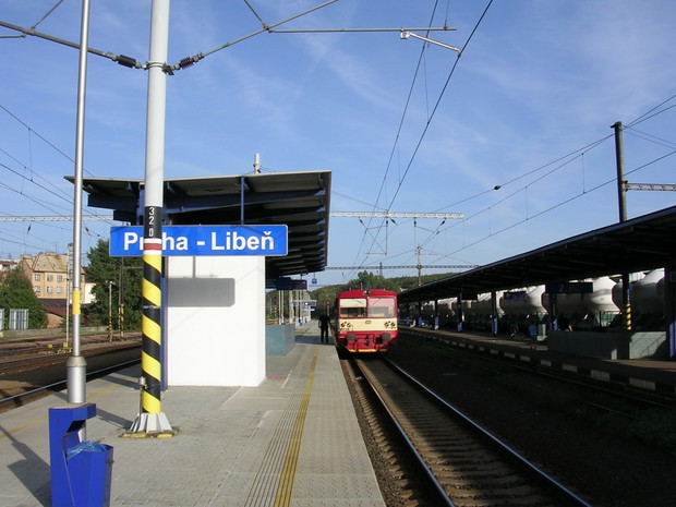 Praha-Libeň,_nástupiště_městské_linky