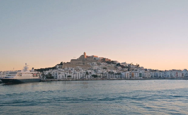 6. Dalt Vila - malownicza i z historią