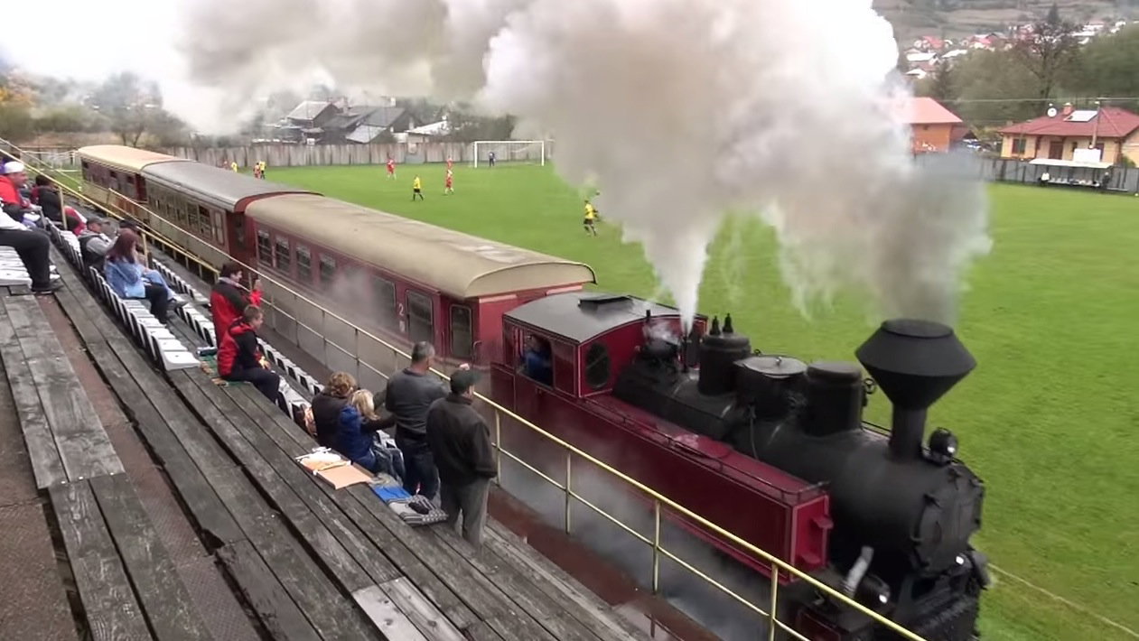 Pociąg przejeżdża przez piłkarski stadion