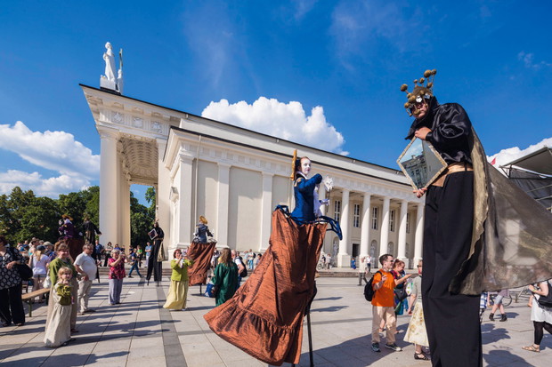 Artystyczna rekonstrukcja koronacji Mendoga, jedynego króla Litwy, na ulicach miasta.