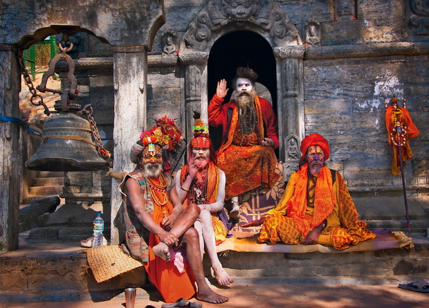 Asceci, zwani sadhu, przed świątynią Pashupatinath.
