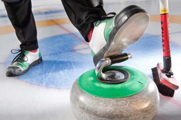 Granitowy kamień, szczotka i dobre buty to podstawowy sprzęt do gry w curling.