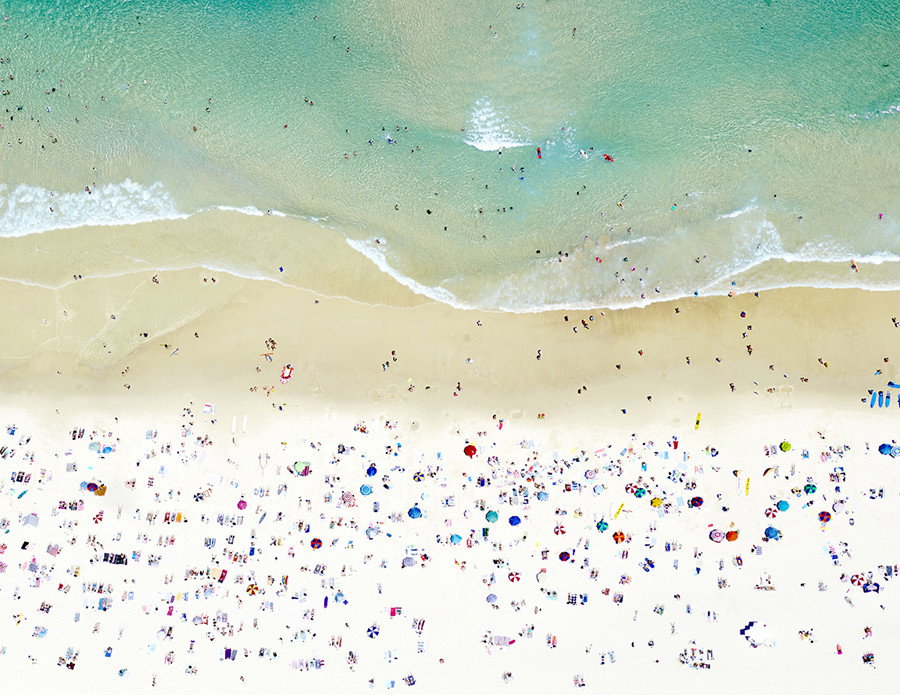 Joshua Jensen-Nagle od kilkunastu lat fotografuje plaże na całym świecie. Jego zdjęcia to jednak o wiele więcej niż pocztówki z wakacji