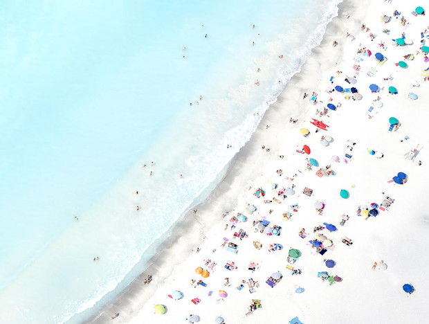 Joshua Jensen-Nagle od kilkunastu lat fotografuje plaże na całym świecie. Jego zdjęcia to jednak o wiele więcej niż pocztówki z wakacji