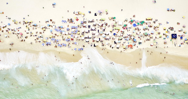 Joshua Jensen-Nagle od kilkunastu lat fotografuje plaże na całym świecie. Jego zdjęcia to jednak o wiele więcej niż pocztówki z wakacji
