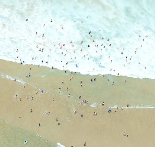 Joshua Jensen-Nagle od kilkunastu lat fotografuje plaże na całym świecie. Jego zdjęcia to jednak o wiele więcej niż pocztówki z wakacji