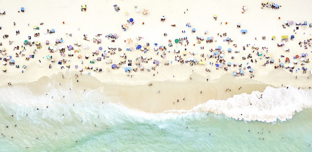 Joshua Jensen-Nagle od kilkunastu lat fotografuje plaże na całym świecie. Jego zdjęcia to jednak o wiele więcej niż pocztówki z wakacji