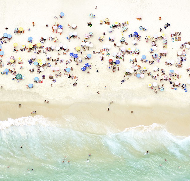 Joshua Jensen-Nagle od kilkunastu lat fotografuje plaże na całym świecie. Jego zdjęcia to jednak o wiele więcej niż pocztówki z wakacji