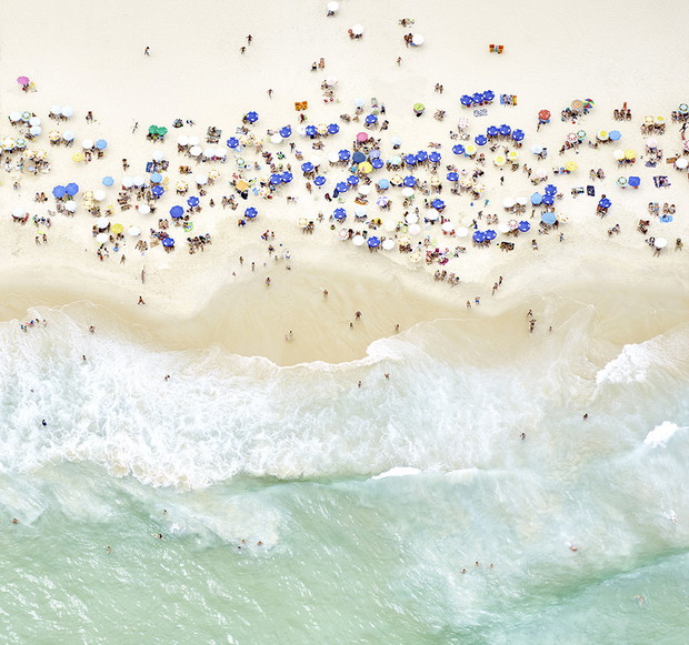 Joshua Jensen-Nagle od kilkunastu lat fotografuje plaże na całym świecie. Jego zdjęcia to jednak o wiele więcej niż pocztówki z wakacji