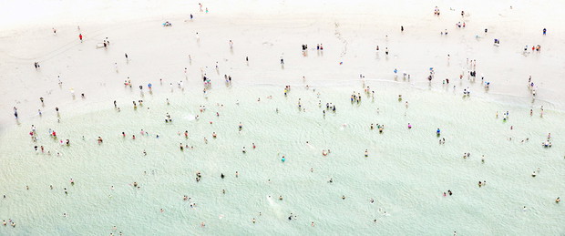 Joshua Jensen-Nagle od kilkunastu lat fotografuje plaże na całym świecie. Jego zdjęcia to jednak o wiele więcej niż pocztówki z wakacji