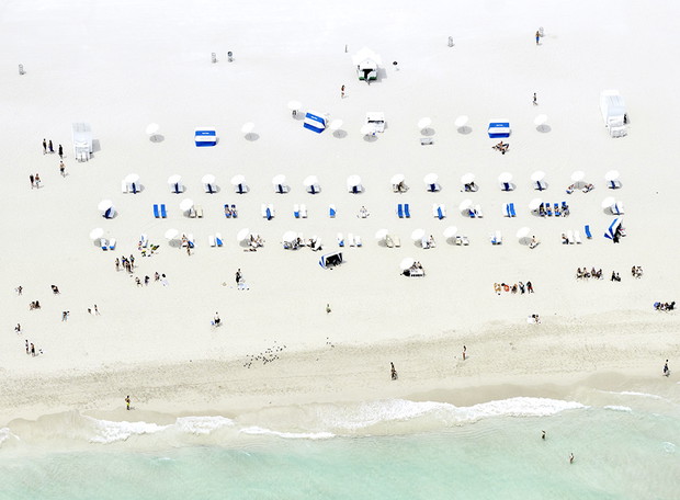 Joshua Jensen-Nagle od kilkunastu lat fotografuje plaże na całym świecie. Jego zdjęcia to jednak o wiele więcej niż pocztówki z wakacji