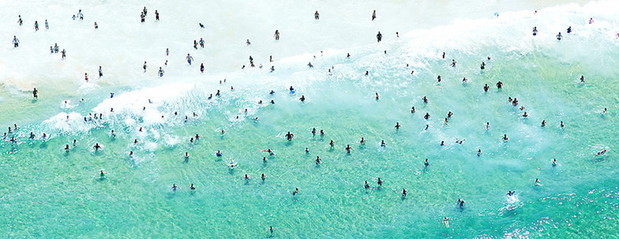 Joshua Jensen-Nagle od kilkunastu lat fotografuje plaże na całym świecie. Jego zdjęcia to jednak o wiele więcej niż pocztówki z wakacji