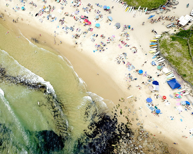 Joshua Jensen-Nagle od kilkunastu lat fotografuje plaże na całym świecie. Jego zdjęcia to jednak o wiele więcej niż pocztówki z wakacji