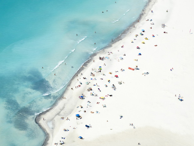 Joshua Jensen-Nagle od kilkunastu lat fotografuje plaże na całym świecie. Jego zdjęcia to jednak o wiele więcej niż pocztówki z wakacji