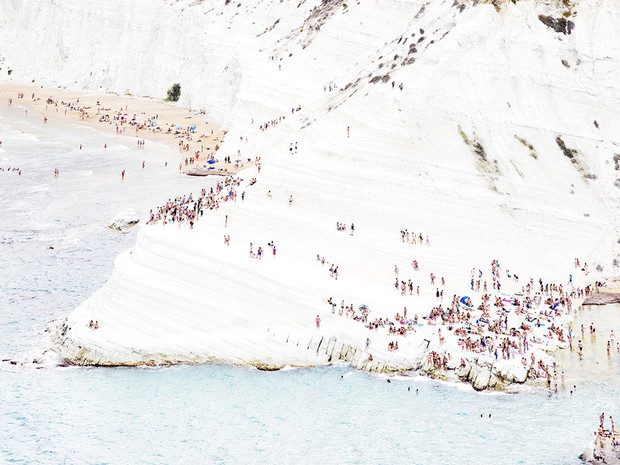 Joshua Jensen-Nagle od kilkunastu lat fotografuje plaże na całym świecie. Jego zdjęcia to jednak o wiele więcej niż pocztówki z wakacji