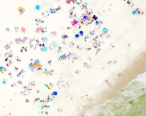 Joshua Jensen-Nagle od kilkunastu lat fotografuje plaże na całym świecie. Jego zdjęcia to jednak o wiele więcej niż pocztówki z wakacji