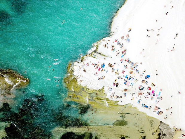 Joshua Jensen-Nagle od kilkunastu lat fotografuje plaże na całym świecie. Jego zdjęcia to jednak o wiele więcej niż pocztówki z wakacji