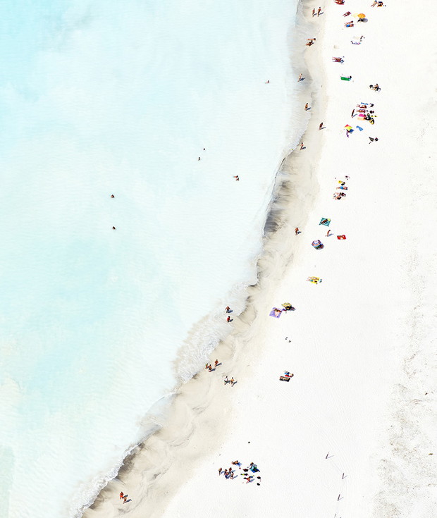 Joshua Jensen-Nagle od kilkunastu lat fotografuje plaże na całym świecie. Jego zdjęcia to jednak o wiele więcej niż pocztówki z wakacji
