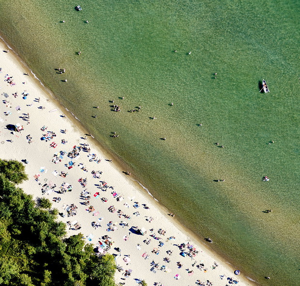 Joshua Jensen-Nagle od kilkunastu lat fotografuje plaże na całym świecie. Jego zdjęcia to jednak o wiele więcej niż pocztówki z wakacji