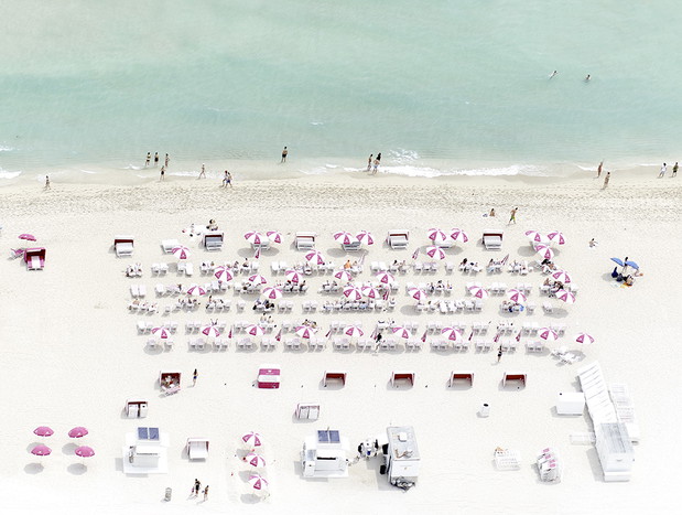 Joshua Jensen-Nagle od kilkunastu lat fotografuje plaże na całym świecie. Jego zdjęcia to jednak o wiele więcej niż pocztówki z wakacji