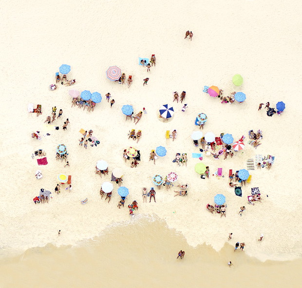 Joshua Jensen-Nagle od kilkunastu lat fotografuje plaże na całym świecie. Jego zdjęcia to jednak o wiele więcej niż pocztówki z wakacji
