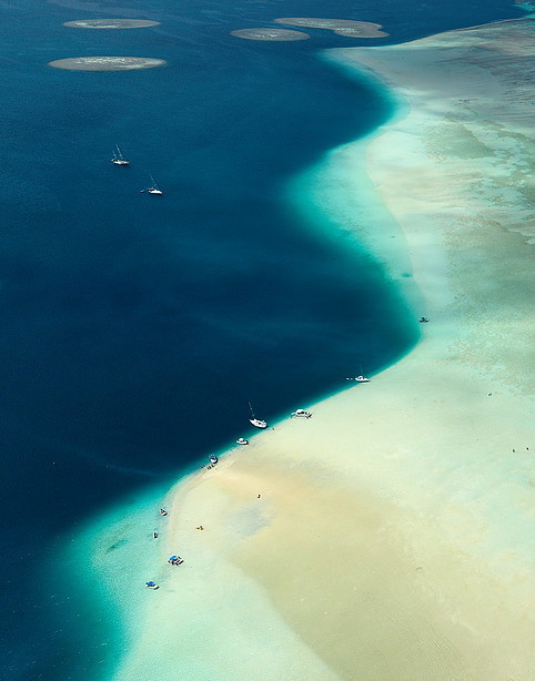 Joshua Jensen-Nagle od kilkunastu lat fotografuje plaże na całym świecie. Jego zdjęcia to jednak o wiele więcej niż pocztówki z wakacji