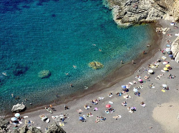 Joshua Jensen-Nagle od kilkunastu lat fotografuje plaże na całym świecie. Jego zdjęcia to jednak o wiele więcej niż pocztówki z wakacji