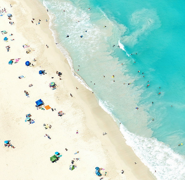 Joshua Jensen-Nagle od kilkunastu lat fotografuje plaże na całym świecie. Jego zdjęcia to jednak o wiele więcej niż pocztówki z wakacji