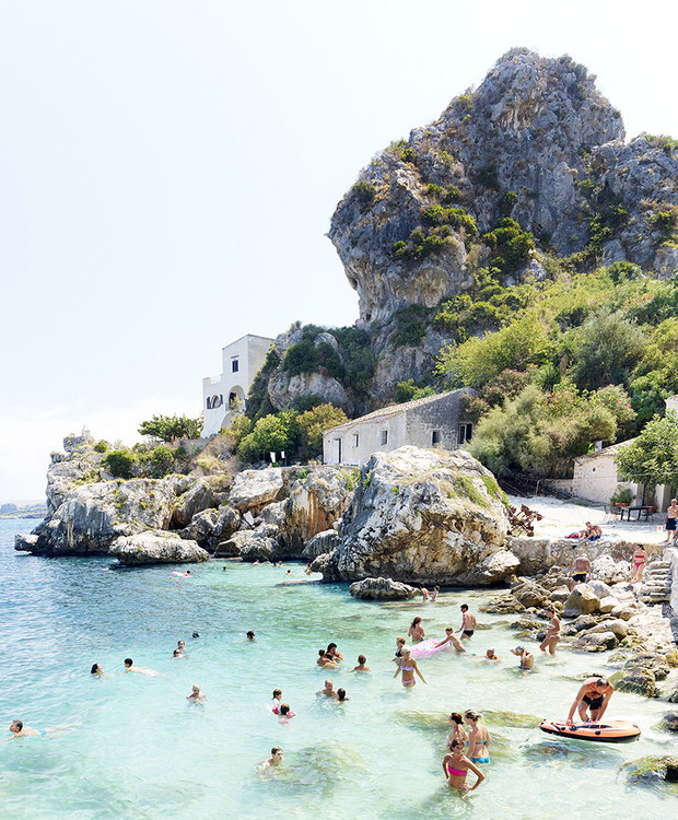 Joshua Jensen-Nagle od kilkunastu lat fotografuje plaże na całym świecie. Jego zdjęcia to jednak o wiele więcej niż pocztówki z wakacji
