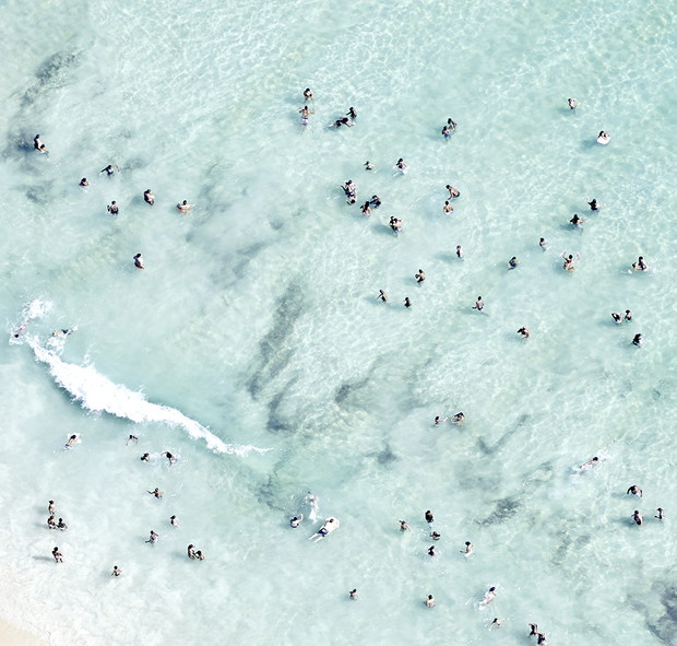 Joshua Jensen-Nagle od kilkunastu lat fotografuje plaże na całym świecie. Jego zdjęcia to jednak o wiele więcej niż pocztówki z wakacji