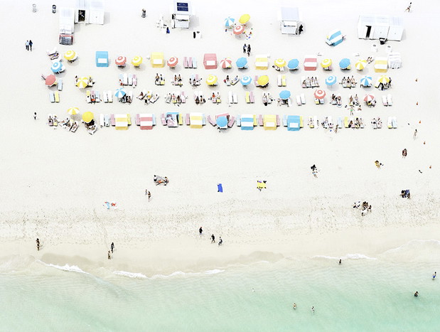 Joshua Jensen-Nagle od kilkunastu lat fotografuje plaże na całym świecie. Jego zdjęcia to jednak o wiele więcej niż pocztówki z wakacji