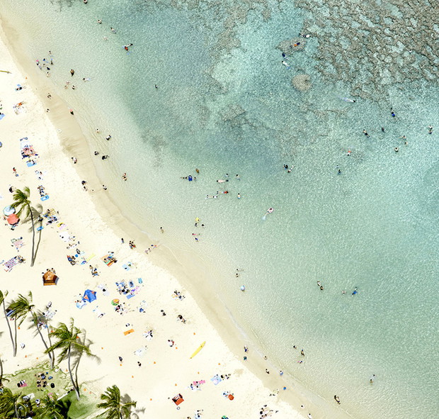 Joshua Jensen-Nagle od kilkunastu lat fotografuje plaże na całym świecie. Jego zdjęcia to jednak o wiele więcej niż pocztówki z wakacji