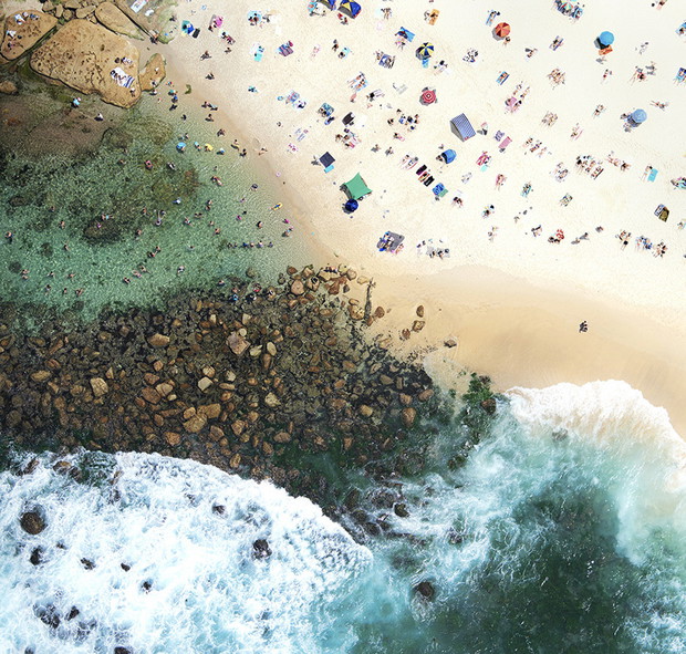 Joshua Jensen-Nagle od kilkunastu lat fotografuje plaże na całym świecie. Jego zdjęcia to jednak o wiele więcej niż pocztówki z wakacji