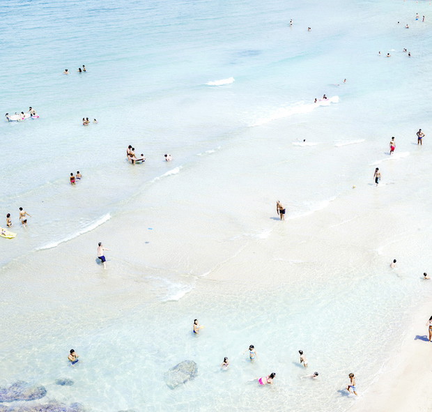 Joshua Jensen-Nagle od kilkunastu lat fotografuje plaże na całym świecie. Jego zdjęcia to jednak o wiele więcej niż pocztówki z wakacji